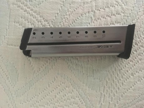   ///Vendido///   cargador de 10 para 1911
con muy poco uso  era negro 
y como la pistola es plateada 01