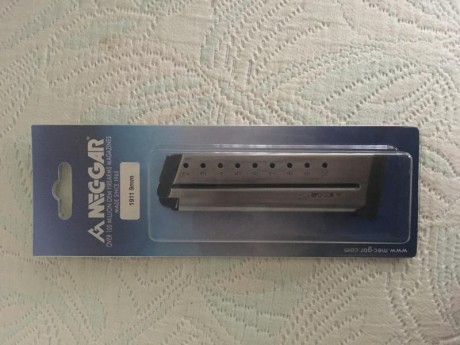   ///Vendido///   cargador de 10 para 1911
con muy poco uso  era negro 
y como la pistola es plateada 00