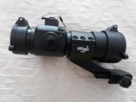 Perfecto estado, 5 MOA, 11 modos de brillo, montura rail weaver,  pila CR 2032 (incluida), medidas : 125 01