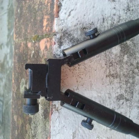 vendo bípode con carril picantíny, precio 25 euros con portes incluidos. :clint: 00