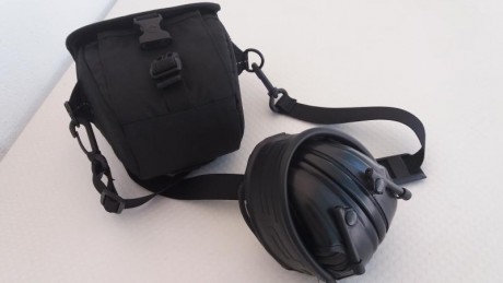 Vendo dos cascos electrónicos  PELTOR SPORTTAC , funcionando perfectamente.
Se acompañan de bolsa de bandolera 00