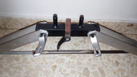 Hola vendo este bipode, su precio 90€ gastos de envio incluidos a la península. Contactar al correo fernandosanp@hotmail.com
Bajamos 00