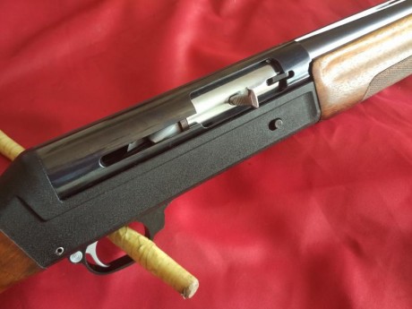 Se  pone en venta, el primer modelo de escopeta de caza semiautomatica, que fabricó la factoría Benelli, 02