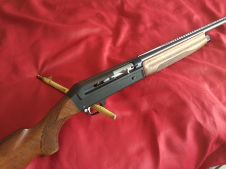 Se  pone en venta, el primer modelo de escopeta de caza semiautomatica, que fabricó la factoría Benelli, 01