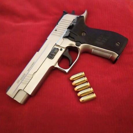 Vendo Sig Sauer p226 x-five allround en muy buen estado y con muy buena precisión. Se entrega con dos 00