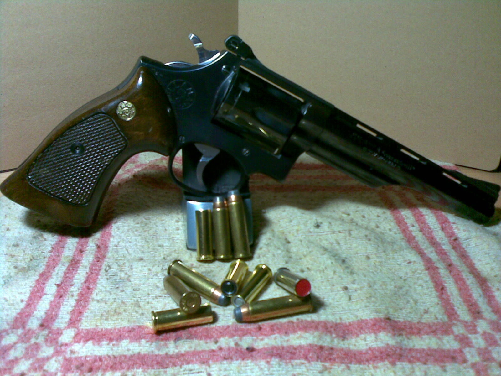 Hola a todos,este es mi 357 llama comancheIII,una joya,seguro que no esta a la altura de los S,W pero,os 00