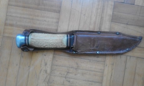 El cuchillo tiene el mango de asta de ciervo, es de la marca GEBR. WEYERSBERG SOLIMGEN, debe tener unos 02