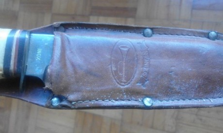 El cuchillo tiene el mango de asta de ciervo, es de la marca GEBR. WEYERSBERG SOLIMGEN, debe tener unos 01