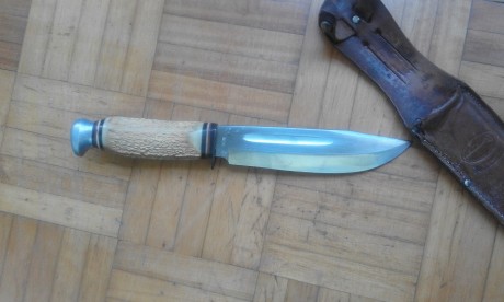 El cuchillo tiene el mango de asta de ciervo, es de la marca GEBR. WEYERSBERG SOLIMGEN, debe tener unos 00