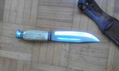 El cuchillo tiene el mango de asta de ciervo, es de la marca GEBR. WEYERSBERG SOLIMGEN, debe tener unos 12