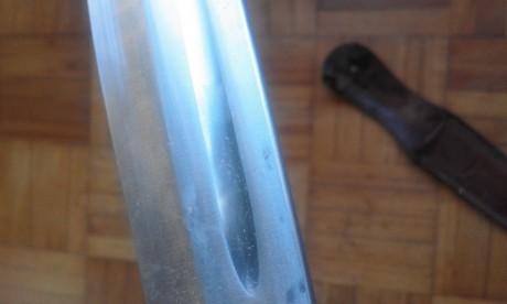 El cuchillo tiene el mango de asta de ciervo, es de la marca GEBR. WEYERSBERG SOLIMGEN, debe tener unos 11