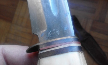 El cuchillo tiene el mango de asta de ciervo, es de la marca GEBR. WEYERSBERG SOLIMGEN, debe tener unos 10