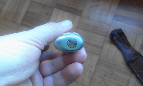 El cuchillo tiene el mango de asta de ciervo, es de la marca GEBR. WEYERSBERG SOLIMGEN, debe tener unos 22