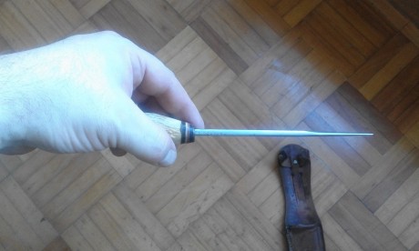 El cuchillo tiene el mango de asta de ciervo, es de la marca GEBR. WEYERSBERG SOLIMGEN, debe tener unos 21