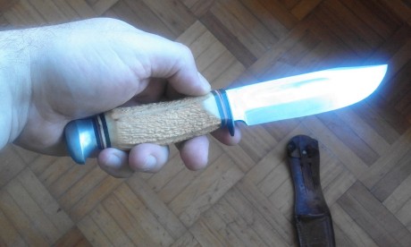 El cuchillo tiene el mango de asta de ciervo, es de la marca GEBR. WEYERSBERG SOLIMGEN, debe tener unos 20