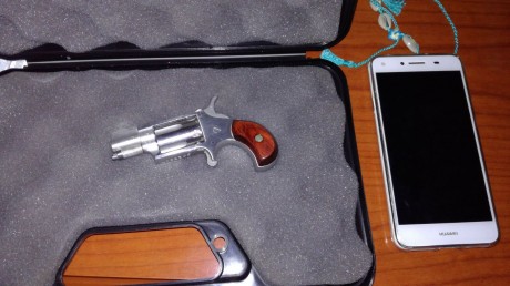 Compañero vende esta NORTH AMERICAN ARMS del Cal.22LR sólo guiable con Licencia tipo A o B. Pide por ella 00