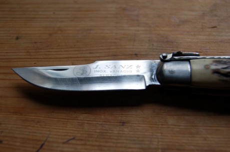 Navaja J. Sanz de teja, modelo pequeño, cachas en asta. Está usada y reafilada.
Es la pequeña de arriba 01