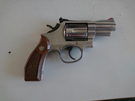 Revólver en perfectísimo estado de conservación y uso. Incluyo dos fundas interiores, una negra de piel 01