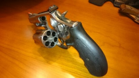Revólver en perfectísimo estado de conservación y uso. Incluyo dos fundas interiores, una negra de piel 00
