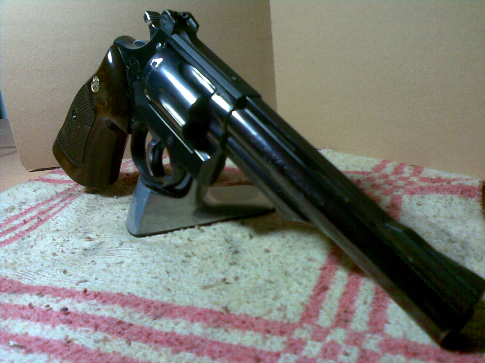 Hola a todos,este es mi 357 llama comancheIII,una joya,seguro que no esta a la altura de los S,W pero,os 10