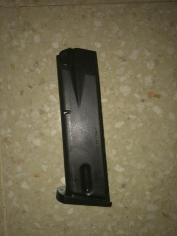 Vendo un cargador de Beretta y unas cachas de goma marca hogue. Precio por las dos cosas 30 euros mas 02