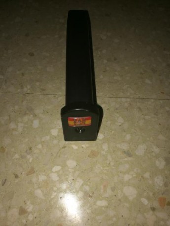 Vendo un cargador de Beretta y unas cachas de goma marca hogue. Precio por las dos cosas 30 euros mas 01