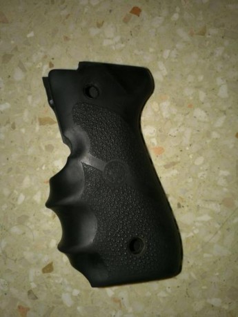 Vendo un cargador de Beretta y unas cachas de goma marca hogue. Precio por las dos cosas 30 euros mas 00