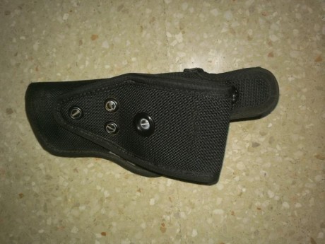 Vendo una funda y un porta cargador doble usadas y en buenas condiciones. Precio 30 euros las dos cosas 12