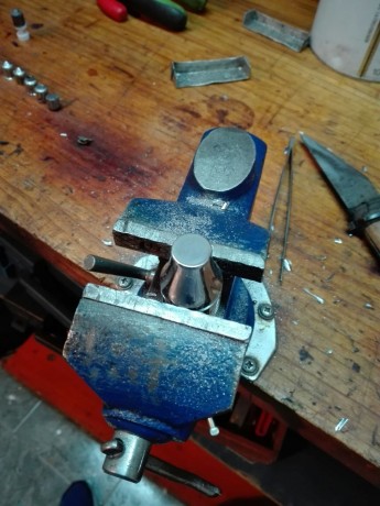 Tapon para la boca estriada de 12mm
LLenado de la boca.
Limado de la boca hasta que da el peso que quiero. 02