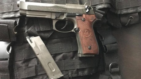 :| 

Pues  un compañero me ha pedido que le busque una pistola de Airsoft. Su presupuesto es de unos 80-90€.

Me 91