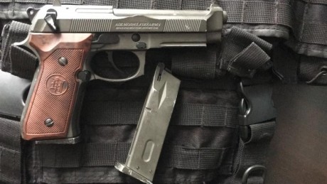 :| 

Pues  un compañero me ha pedido que le busque una pistola de Airsoft. Su presupuesto es de unos 80-90€.

Me 90