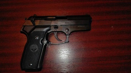 Se vende pistola de fogueo Valtro mod.8000 9mm, perfecta, replica exacta a la Beretta 8000 9mm. Toda entera 01
