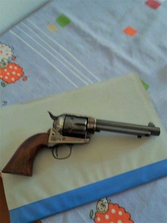 Hola. Un amigo vende revolver pacificador de Uberti, en uso, de cinco pulgadas y media, 45 Long Colt. 02