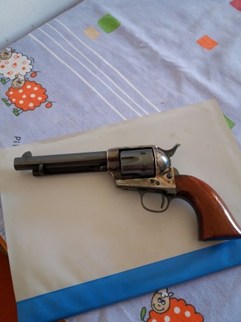 Hola. Un amigo vende revolver pacificador de Uberti, en uso, de cinco pulgadas y media, 45 Long Colt. 00