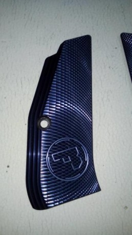 Se vende  :          cachas de aluminio negras 50
                            cachas de madera noble  02