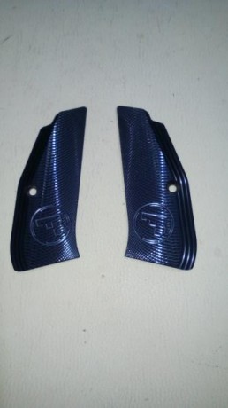 Se vende  :          cachas de aluminio negras 50
                            cachas de madera noble  01