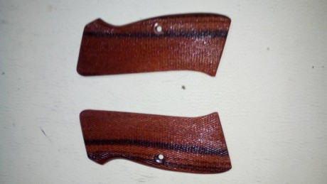 Se vende  :          cachas de aluminio negras 50
                            cachas de madera noble  22