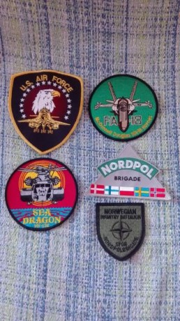Se venden 5 parches militares nuevos adquiridos en Bosnia-Herzegovina . Lote 8 euros. 00