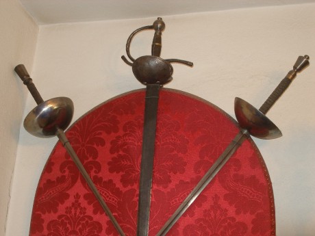 Hola a todos, quisiera saber algo sobre esta pagina de internet que vende espadas, estoy interesado en 132