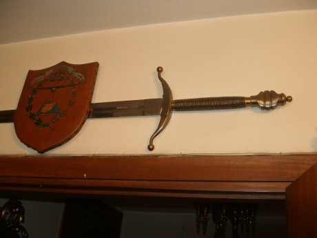 Hola a todos, quisiera saber algo sobre esta pagina de internet que vende espadas, estoy interesado en 131
