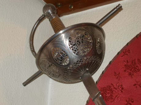 Hola a todos, quisiera saber algo sobre esta pagina de internet que vende espadas, estoy interesado en 140