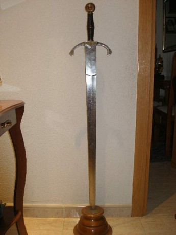 Hola a todos, quisiera saber algo sobre esta pagina de internet que vende espadas, estoy interesado en 151