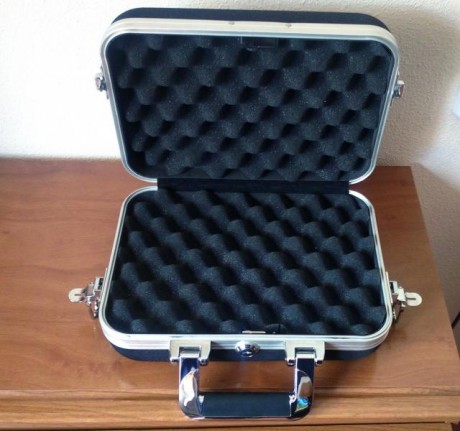 Vendo maletin Vanguard para arma corta,está usado pero en buen estado,tiene cerradura con llave.
La medidas 10