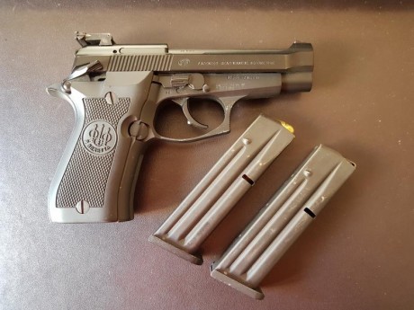 Vendo Beretta 81 FS del calibre 7,65 mm guiada en F por 400 euros, sólo he tirado dos cajas de munición 02
