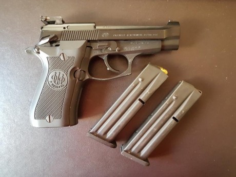 Vendo Beretta 81 FS del calibre 7,65 mm guiada en F por 400 euros, sólo he tirado dos cajas de munición 01