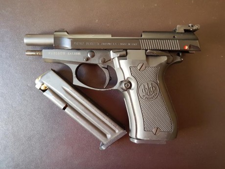 Vendo Beretta 81 FS del calibre 7,65 mm guiada en F por 400 euros, sólo he tirado dos cajas de munición 00