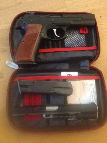 Hola amigos! ya que se muestran tantas armas buenas creo que a los propietarios de una cz 75 se nos tendría 70