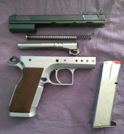Pistola Tanfoglio Límited 9 mm. En perfecto estado.
La compré hace tres meses para participar en el campeonato 02