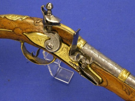 Voy a colocar unas fotos de un arma larga alemana de llave de mecha del siglo XVI. 142