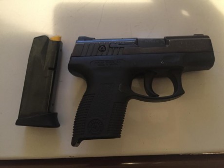 Vendo la pistola, tiene 25 disparos, esta nueva con dos cargadores y con su caja.
La vendo por 150 euros. 01